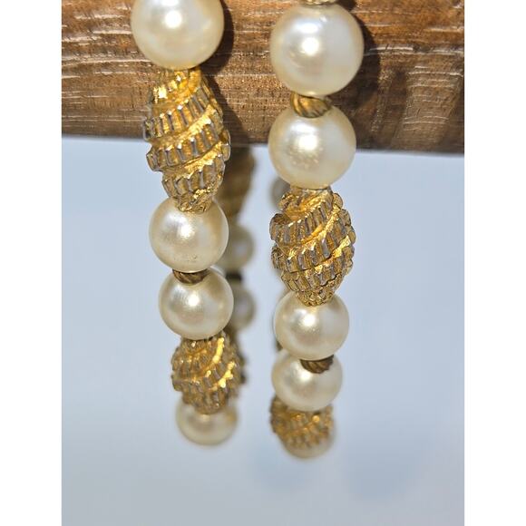 Vintage Trifari Signed Gold Tone Faux Pearl Two Strand Bracelet Fashion Jewelry - Picture 7 of 13